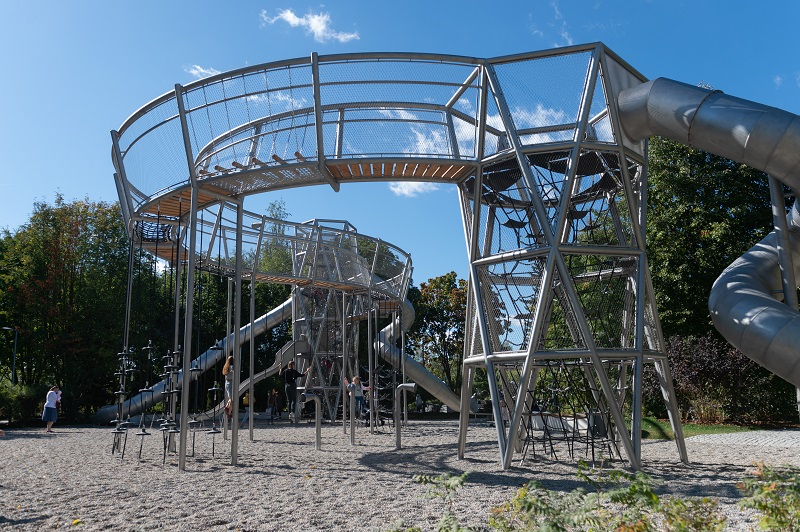 На детской площадке в Парке Горького создали условия для сюжетных, предметных, подвижных и даже полуэкстремальных и экспериментальных игр.