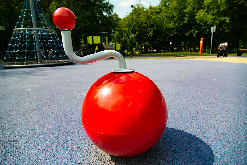 В Детском Черкизовском парке на одной из игровых площадок есть необычный объект в виде шара с ручкой, работающий по принципу музыкальной шкатулки. 
