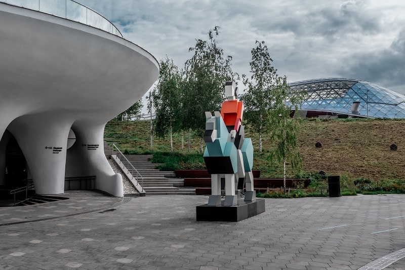 Арт-объект «Хранитель», созданный известным молодым художником Дмитрием Аске по заказу компании «ИНТЕКО» в парке Зарядье