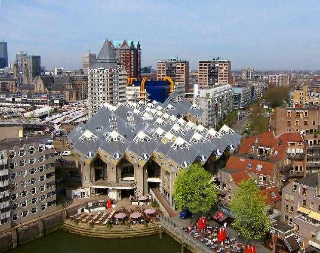 в 1984 году на улице Оверблаак в самом центре Роттердама вырос уникальный лес из кубических домов, спроектированный Питером Бломом