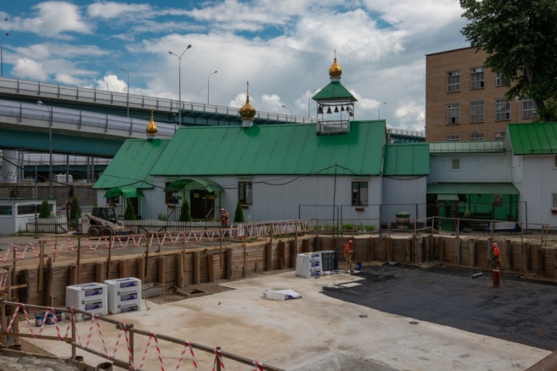 Работы на нулевом цикле строящегося храма преподобного Александра Свирского на Гаражной улице в районе Перово