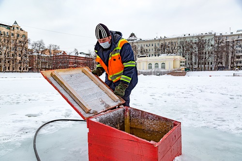 20 января специалисты ГУП «Мосводосток» продемонстрировали, как проходят работы по аэрации на Патриарших прудах.