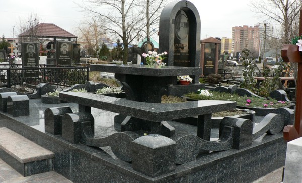 Надгробный памятник из гранита