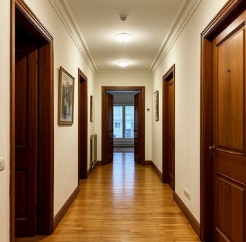 Широкий коридор в квартире с дверью слева, справа и впереди