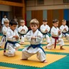 На большом татами идет тренировка секции карате для малышей