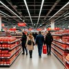 Люди делают покупки в большом гипермаркете