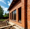 Строительство кирпичных стен загородного дома