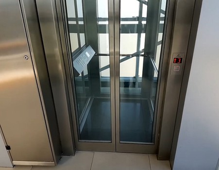 Панорамный лифт в торговом центре