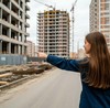 В городе у строительной площадки жилого комплекса