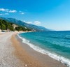 Вид на морской пляж на берегу Черного моря