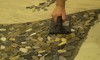 Укладка мозаики из шлифованной гальки на сетке