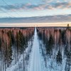 Опоры и линия ЛЭП через просеку в лесу зимой вид с птичьего полета
