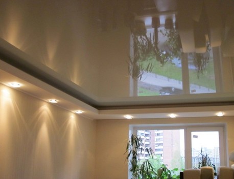Украсьте комнату натяжными потолками 