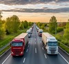 По загородной дороге едут грузовые автомобили