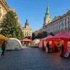 На городской площади ярмарка, установлено несколько геокуполов и шатров