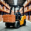 Мощный вилочный дизельный погрузчик работает на большом складском комплексе