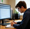Студент учится по онлайн-курсу