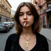 Девушка на фоне улицы города