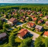 Большой коттеджный поселок летом с высоты птичьего полета