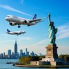 Летящий пассажирский авиалайнер над Статуей Свободы в США
