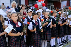 Новая средняя школа №30, построенная компанией «БЭЛ Девелопмент» в рамках комплексного развития жилого комплекса Green Apple в поселке городского типа Яблоновский Республики Адыгея, открыла двери для своих первых учеников 1 сентября 2025 года
