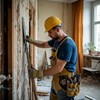 Мастер делает ремонт в квартире