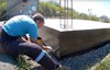 Защита фундамента - нанесение разогретой мастики шпателем