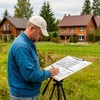 Геодезист делает кадастровый план участка в коттеджном поселке