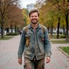 По скверу в парке идет счастливый мужчина в поношенной одежде