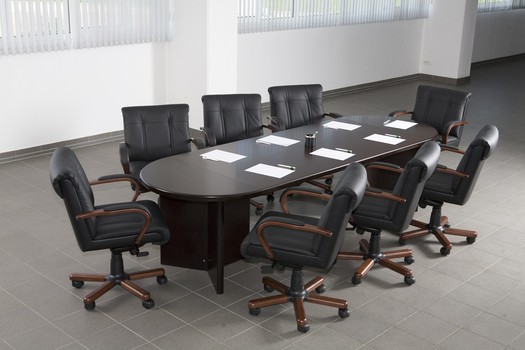 Как выбрать офисный стол для переговоров и совещаний