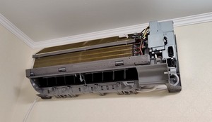 Осмотр внутреннего блока кондиционера в разобранном состоянии