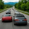 По шоссе мчатся легковые автомобили