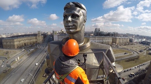 В Москве промыли главные «космические» памятники
