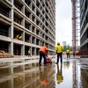 Несколько строителей работают на одном из этажей строящейся многоэтажки