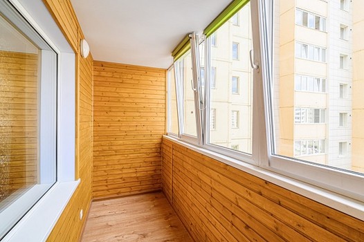 Балкон, "обшитый" деревянной вагонкой