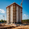 На строительной площадке идет энергичная стройка многоэтажного здания