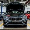 Легковой автомобиль в техцентре на диагностике