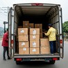 Погрузка товара в коробках в рефрижиратор DONGFENG