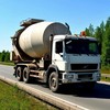 По шоссе едет грузовик с бетономешалкой