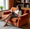 На диване-аккордеоне сидит девушка и читает книгу