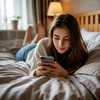 Девушка на большой кровати