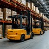 На складе идут разгрузочно-погрузочные работы с применением электрических вилочных погрузчиков