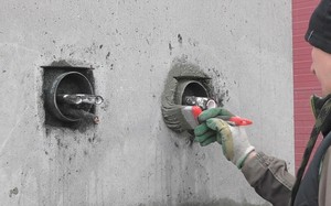 Подготовка места под ввод коммуникаций в стене дома - грунтовка дегидролом 5