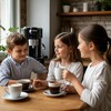 Семья на кухне утром пьет кофе, на заднем фоне стоит кофемашина