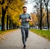 По городскому парку нам навстречу бежит трусцой спортивный мужчина в футболке