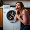 Женщина в шоке - сломалась ее стиральная машина. Что же теперь делать?