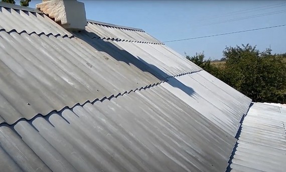 Покрытая шифером крыша частного дома