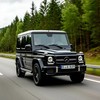 Geländewagen с тонированными стеклами едет по шоссе