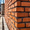 Строительство стены из кирпичей