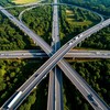 Вид сверху на большую автомобильную развязку